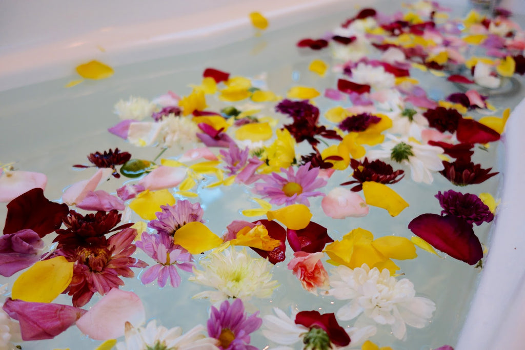 HOW TO SAFELY USE ESSENTIAL OILS FOR BATHING